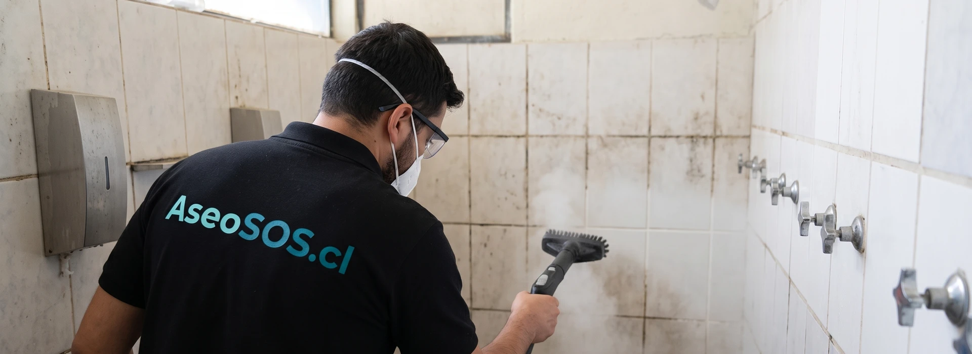 Limpieza y desincrustación de baños en Santiago